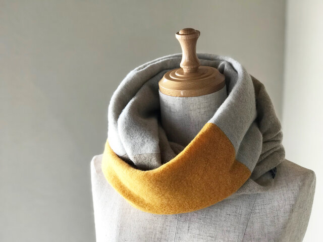 温度を纏う 純カシミヤのふわふわトライアドスヌード Musterd/L.Beige/Oatmealの画像1枚目
