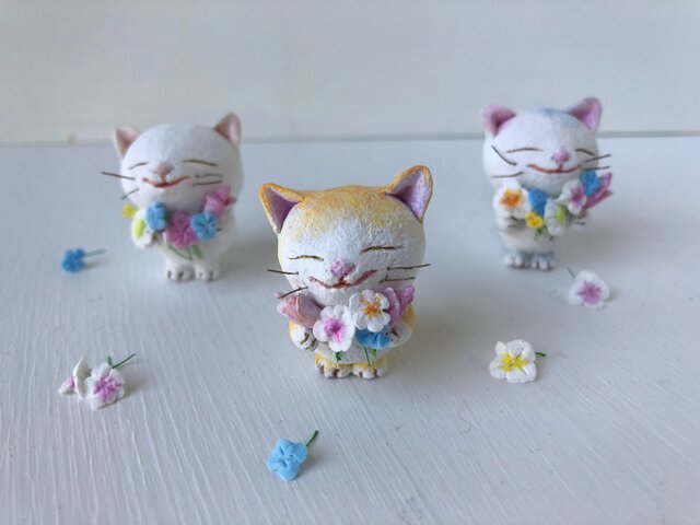 春の花束猫さん 黄トラ白の画像1枚目