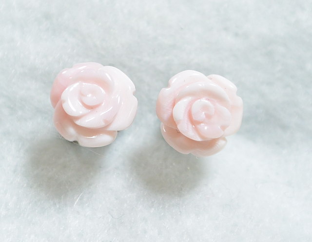 (1点もの)クイーンコンクシェルの薔薇ピアス(8mm・チタンポスト)の画像1枚目