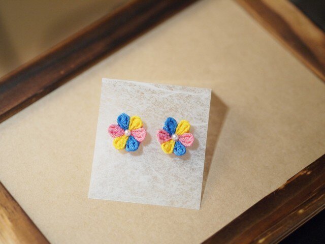つまみ細工の耳飾り 【ピアス013】の画像1枚目