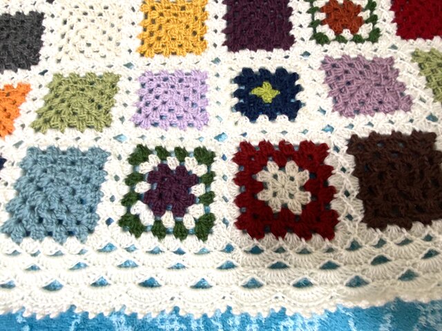 カラフルモチーフのマルチカバー | iichi 日々の暮らしを心地よくする