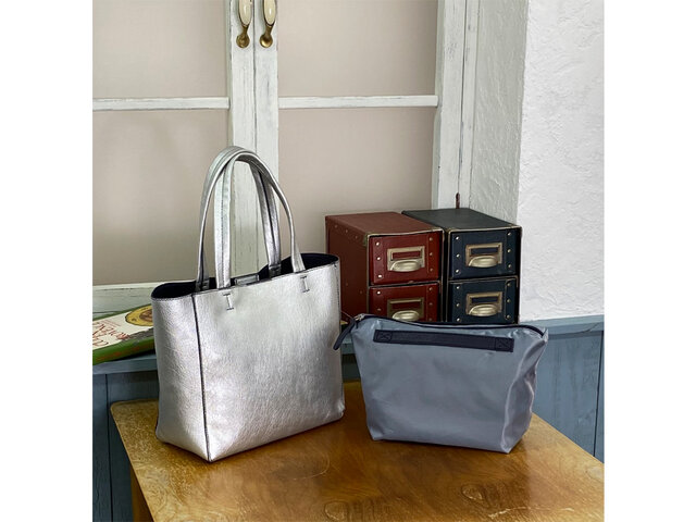 ジャストサイズ♪ PUコンビ・トート BAGinBAG付き SILVERxNAVYの画像1枚目