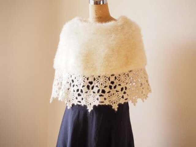 【a様オーダー品】ファーと雪模様のケープの画像1枚目