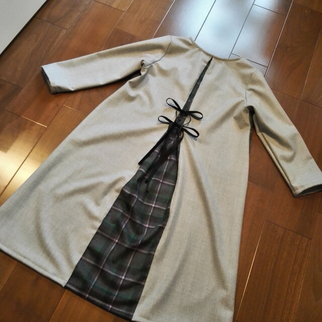wintersale!ライトグレーにチェックの後ろリボンワンピの画像1枚目