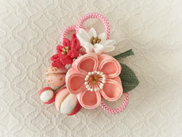 つまみ細工〉梅中輪と小菊とちりめん玉の髪飾り(サーモンピンク つまみ細工〉梅中輪と小菊とちりめん玉の髪飾り(サーモンピンク