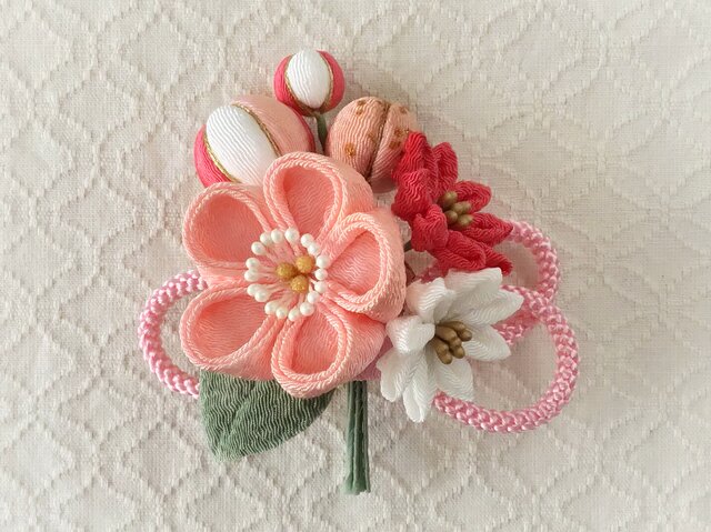 つまみ細工〉梅中輪と小菊とちりめん玉の髪飾り(サーモンピンク