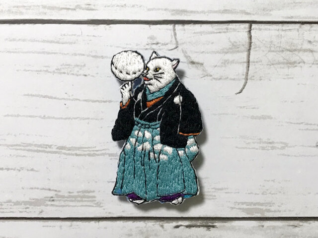 手刺繍浮世絵ブローチ*歌川国芳「流行猫の曲手まり」よりの画像1枚目