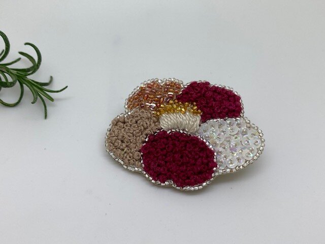 手刺繍ブローチ❁きらきら椿の画像1枚目