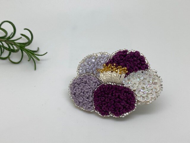 手刺繍ブローチ❁きらきら椿の画像1枚目