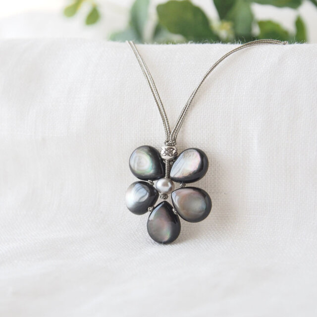 Flower Pendant(ブラックシェル)の画像1枚目