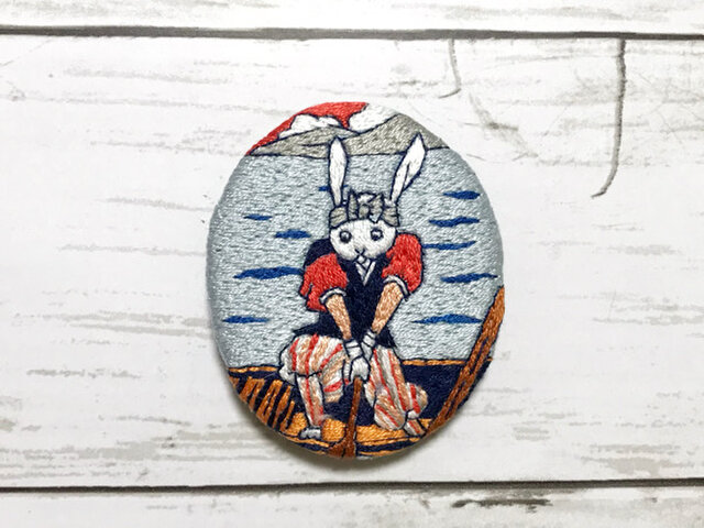 手刺繍挿画ブローチ*榎本松之助「カチカチ山」よりの画像1枚目