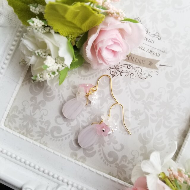 チェコビーズ ピンクのお花のピアス又はイヤリングの画像1枚目