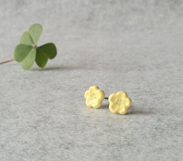 とうきの小ピアス(かたばみ)の画像1枚目
