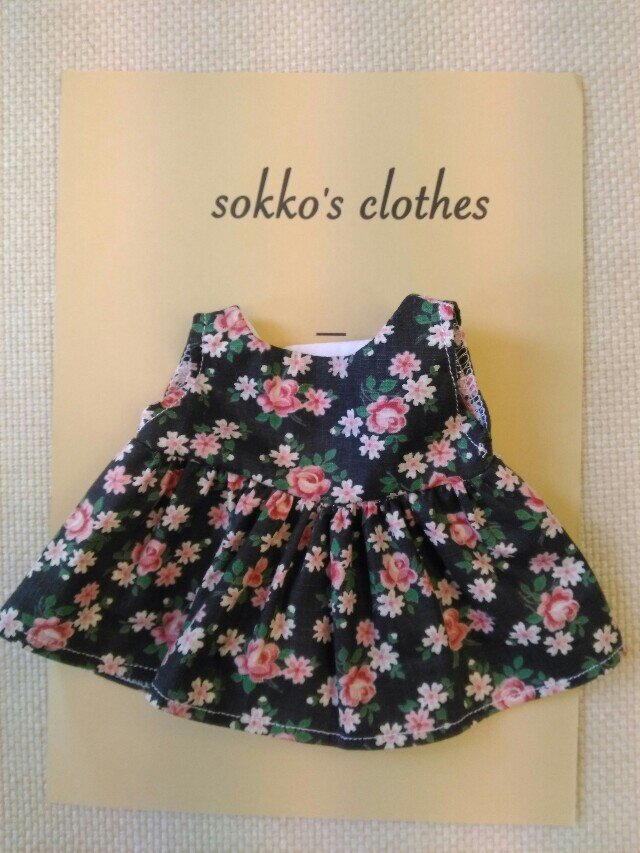 sokko's Dress 黒地に花柄のワンピースの画像1枚目
