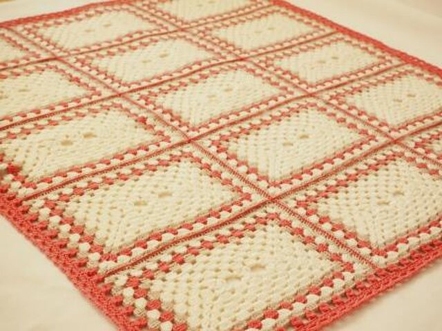 ピンクとホワイトの模様のブランケット 楽天市場】小さい毛布 80×115cm 立体プリント ブランケット 立体