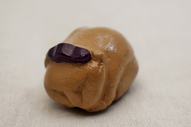 Netsuke 眠り猫 マホガニー 白漆紫漆 | iichi 日々の暮らしを心地よく