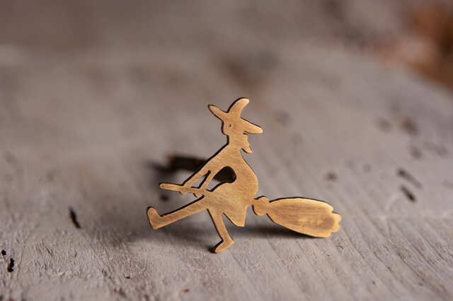 魔女の ピンブローチ | iichi 日々の暮らしを心地よくするハンドメイド