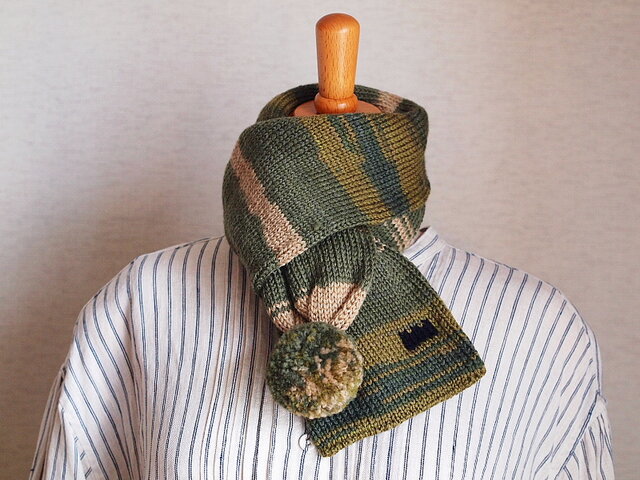 WOOL!カモフラージュ柄のミニマフラー*クラウン*ポンポンの画像1枚目