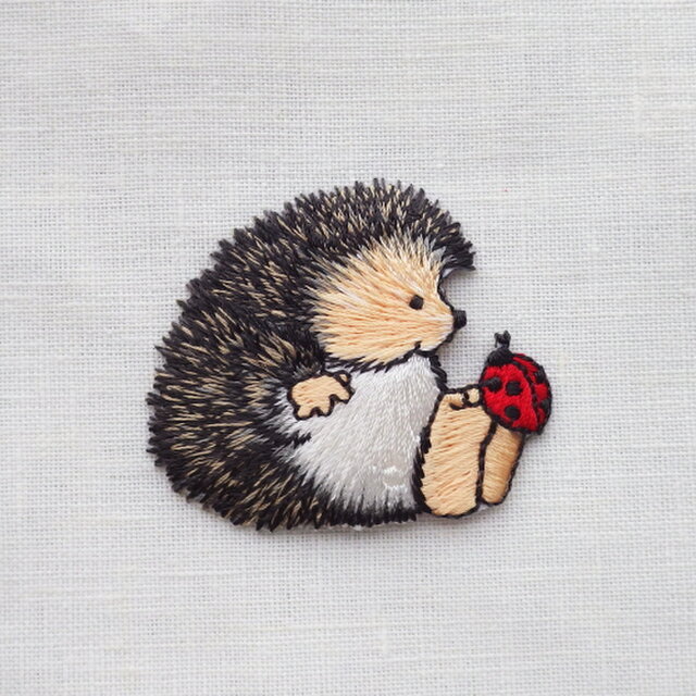 (1枚)ハリネズミとてんとう虫のアップリケの画像1枚目