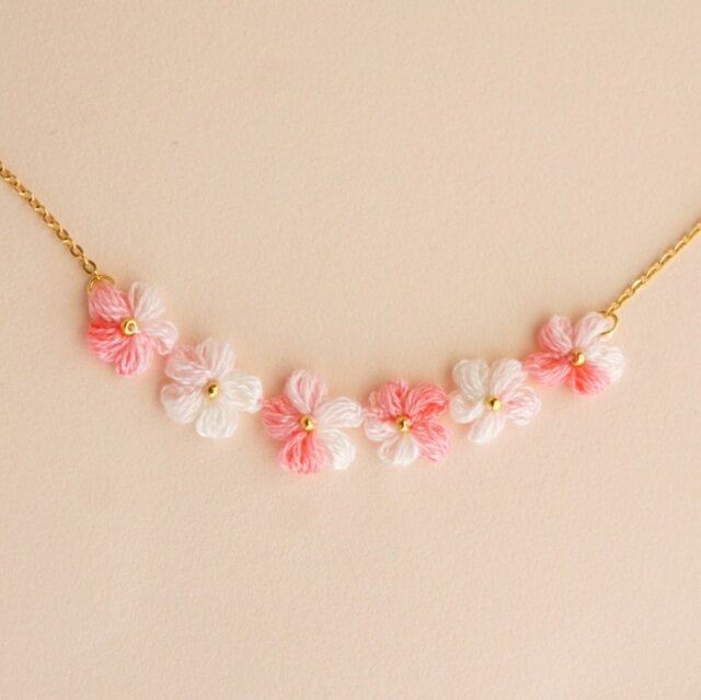 いちごミルク｜刺繍糸のお花のゆらゆらネックレス | iichi 日々