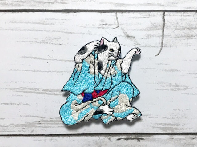 手刺繍浮世絵ブローチ*歌川国政「藝競猫の戯」よりの画像1枚目