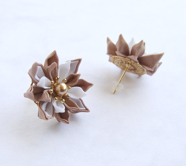 つまみ細工 花のピアス/イヤリング モカブラウン×ホワイト | iichi