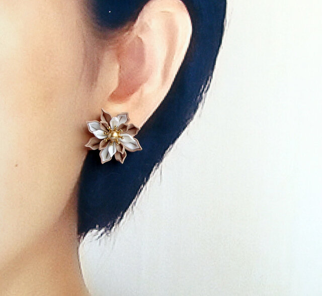 つまみ細工 花のピアス/イヤリング モカブラウン×ホワイト | iichi