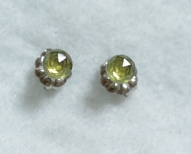 ペリドット・ローズカットのピアス(4mm・チタンポスト)の画像1枚目
