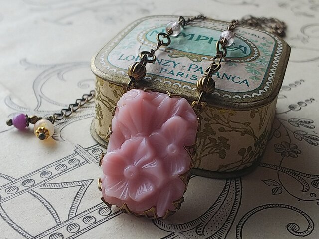 ヴィンテージ Strawberry-Milk-Flower(25×18mmRectangle)ネックレスの画像1枚目