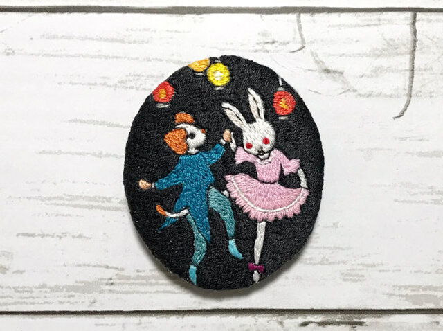 手刺繍挿画ブローチ*本田庄太郎「ワン ニヤン オドリ」よりの画像1枚目