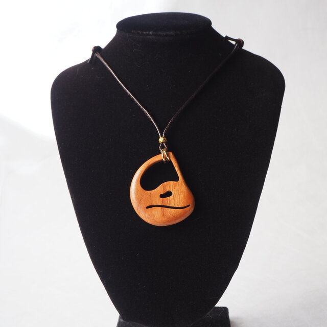 ライアーを模したデザインペンダント