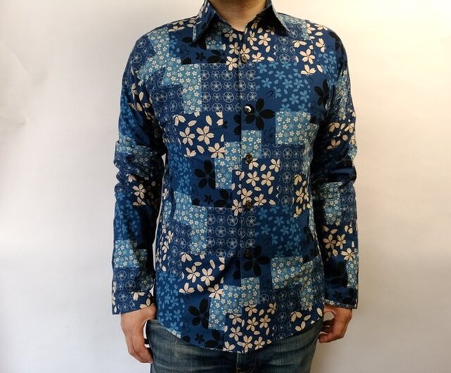 長袖和柄シャツ(パッチワーク調桜尽くし)青の画像1枚目