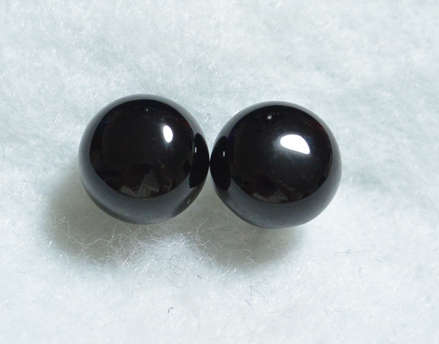 ブラックオニキスのスタッドピアス(10mm・チタンポスト)の画像1枚目