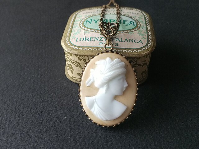 ヴィンテージ Beige/White-LadyカメオPorcelain(31×24㎜)ネックレスの画像1枚目
