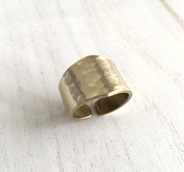 槌目模様 平打ち 真鍮リング01 | iichi 日々の暮らしを心地よくする