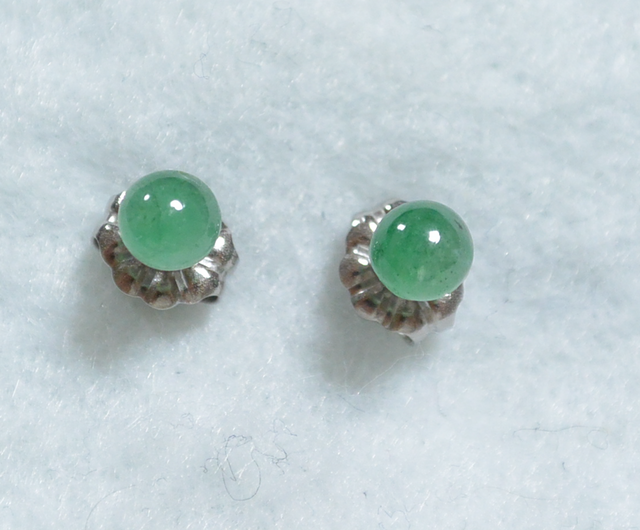 (1点もの)エメラルドのスタッドピアス(4mm・チタンポスト)の画像1枚目