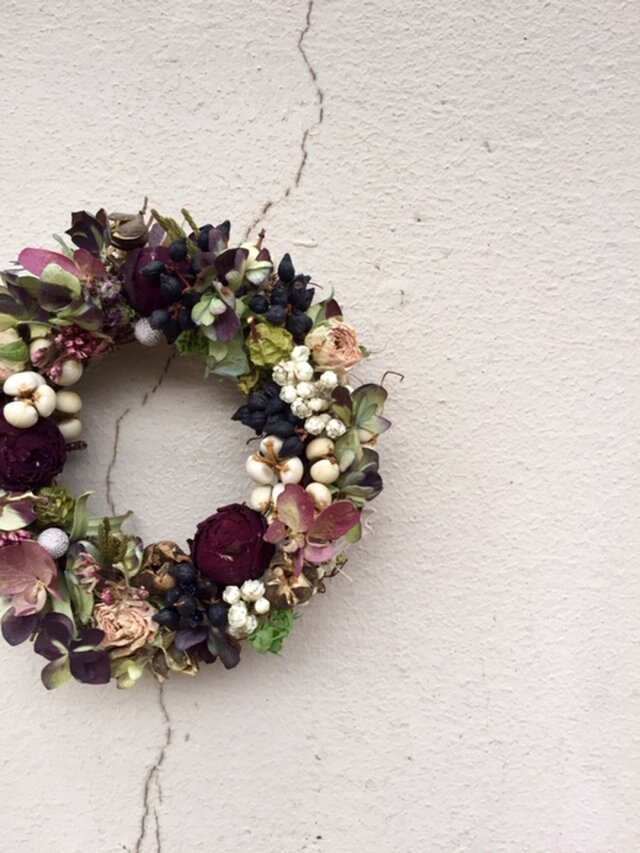 手のひらサイズのシックなお色めのリース　