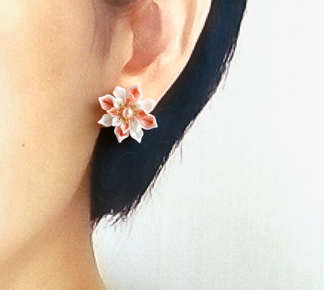 春色》花咲くピアス/イヤリング コーラルピンク つまみ細工 iichi ハンドメイド・クラフト作品・手仕事品の通販