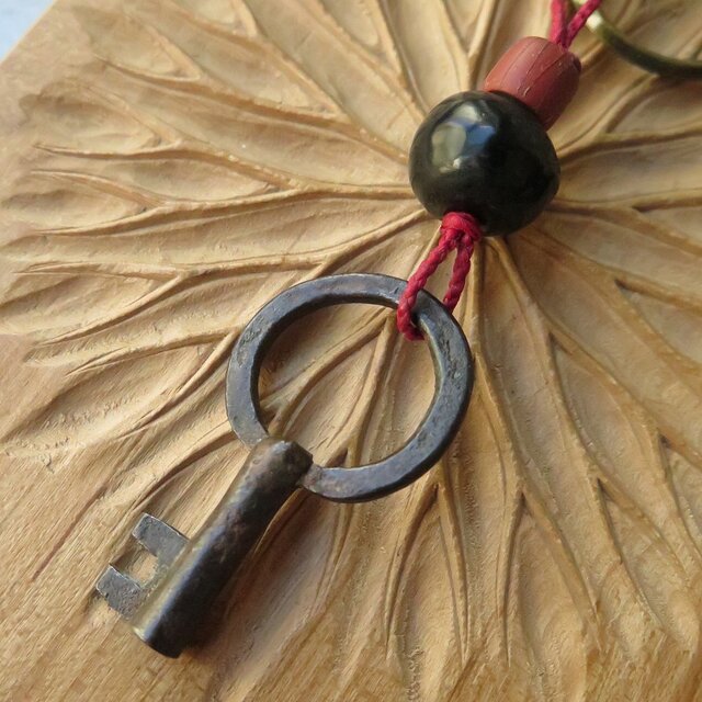 アンティーク　和鍵　＆　グリーンハート　＋　リタの実　キーホルダー 　百世 momotose（東）