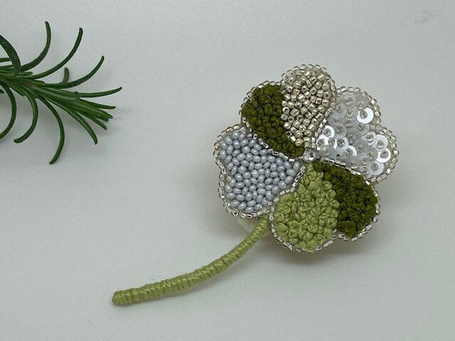 手刺繍ブローチ❁きらきらクローバーの画像1枚目