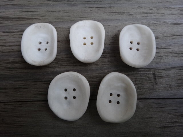 日本の鹿角で作った4穴ボタンCの画像1枚目