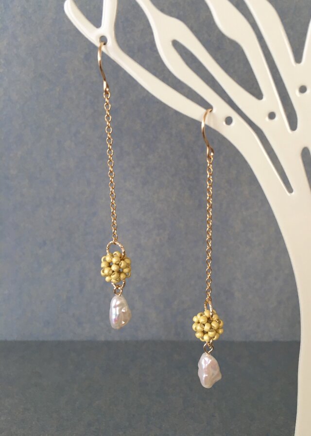 ＊展示品＊ビーズボール〈ミモザ〉とバロックパールのピアス☆14kgf