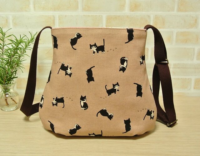 バッグに、車にどこでも一緒に連れて行きたくなる猫のバッグチャーム。ハチワレちゃん バッグに、車にどこでも一緒に連れて行きたくなる猫のバッグ