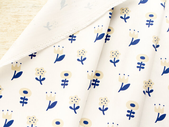nordic flower(beige×navy) オリジナルテキスタイル*オックスの画像1枚目