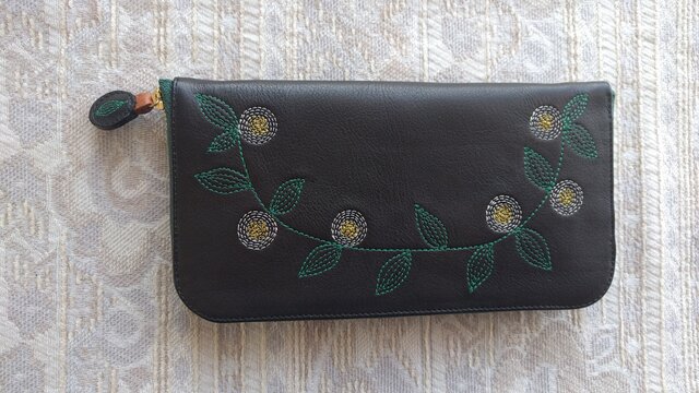 刺繍革財布『花かざり』牛革BLACK(ラウンドファスナー型)ファスナー濃緑色の画像1枚目
