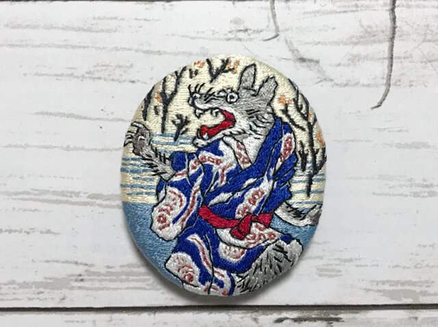 手刺繍浮世絵ブローチ*河鍋暁斎「伊蘇普物語之内 畜犬と狼の話」の狼の画像1枚目