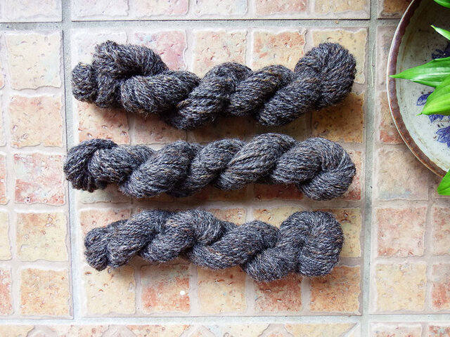 無染色の手紡ぎ羊毛糸 70g /Dark Grey(ダークグレイ)の画像1枚目