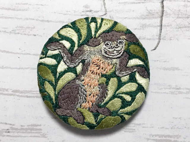 手刺繍日本画ブローチ*佐脇嵩之「百怪図巻」の山びこの画像1枚目