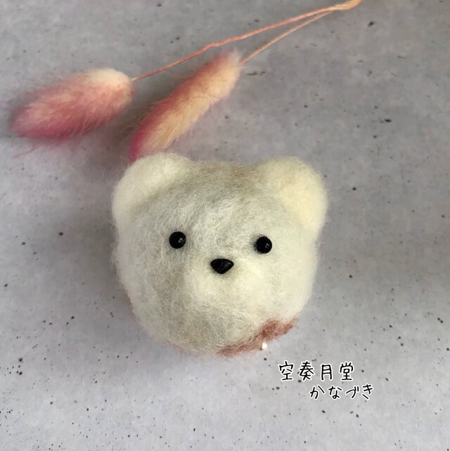 お花刺繍の白くまブローチ Iichi ハンドメイド クラフト作品 手仕事品の通販