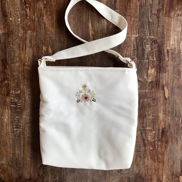 花の刺繍の軽量サコッシュ(ホワイト)の画像1枚目